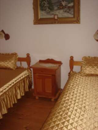 Гостевой дом Guest House PETROVA Cherven Стандартный двухместный номер с 2 отдельными кроватями и общей ванной комнатой-1